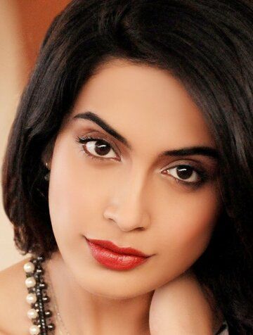 Сара-Джейн Диас / Sarah-Jane Dias