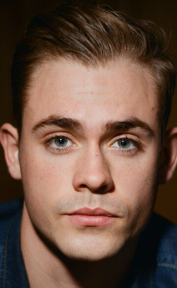 Дэйкер Монтгомери / Dacre Montgomery