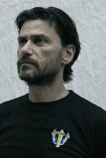 / Aris Platon Mpougàs