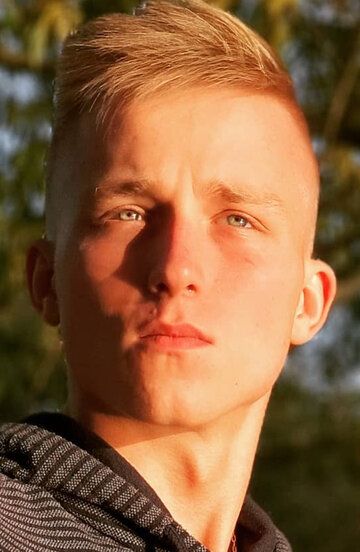 Данила Ефремов / 