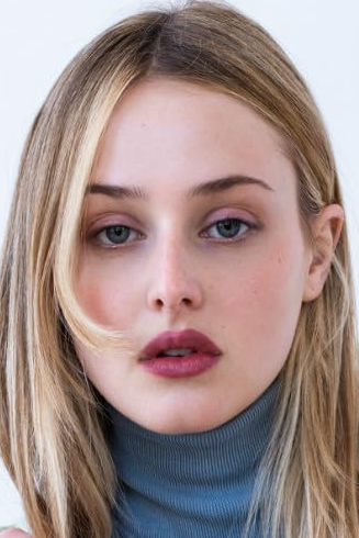 / Anna Van Patten