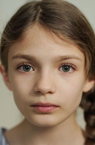  / Naila Schuberth